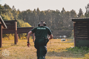 Policjanci podczas konkurencji strzelania