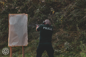 Policjanci podczas konkurencji strzelania