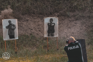 Policjanci podczas strzelania w ramach konkursu