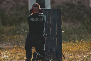 Policjanci podczas strzelania w ramach konkursu