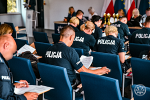 Policjanci podczas strzelania w ramach konkursu