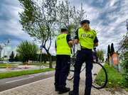 policjanci w odblaskowych kamizelkach