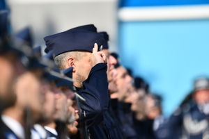 Policjanci oraz goście podczas  uroczystości