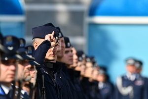 Policjanci oraz goście podczas  uroczystości