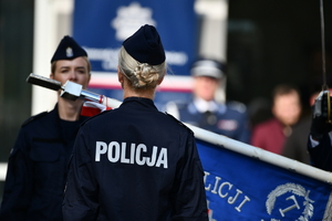 Policjanci oraz goście podczas  uroczystości