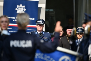 Policjanci oraz goście podczas  uroczystości