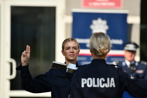 Policjanci oraz goście podczas  uroczystości