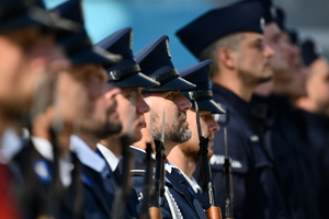 Policjanci oraz goście podczas  uroczystości