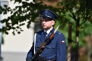 Policjanci oraz goście podczas  uroczystości