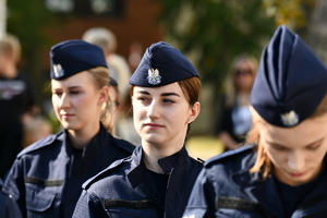 Policjanci oraz goście podczas  uroczystości