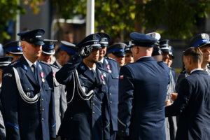 Policjanci oraz goście podczas  uroczystości