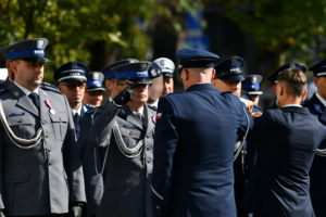 Policjanci oraz goście podczas  uroczystości