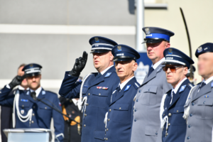 Policjanci oraz goście podczas  uroczystości