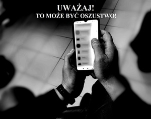 osoba trzymająca w rękach telefon, widoczny ekran a nad nim napis uważaj to może być oszustwo. Zdjęcie czarno- białe