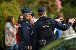 policjanci zabezpieczają zgromadzenia