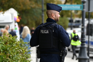 policjanci zabezpieczają zgromadzenia