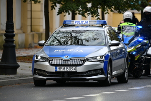 policjanci zabezpieczają zgromadzenia