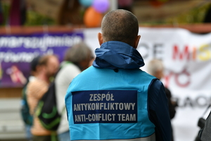 policjanci zabezpieczają zgromadzenia