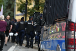 policjanci zabezpieczają zgromadzenia