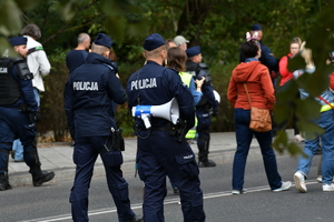 policjanci zabezpieczają zgromadzenia