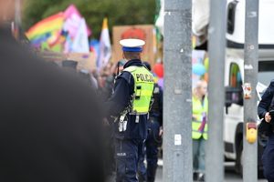 policjanci zabezpieczają zgromadzenia