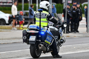 policjanci zabezpieczają zgromadzenia