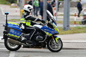 policjanci zabezpieczają zgromadzenia