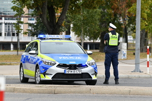 policjanci zabezpieczają zgromadzenia