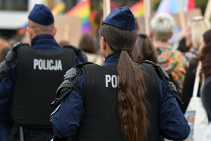 policjanci zabezpieczają zgromadzenia