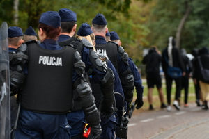 policjanci zabezpieczają zgromadzenia