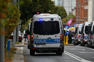 policjanci zabezpieczają zgromadzenia