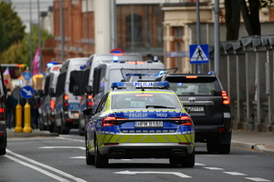 policjanci zabezpieczają zgromadzenia