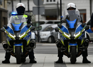 policjanci zabezpieczają zgromadzenia