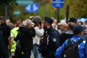 policjanci zabezpieczają zgromadzenia