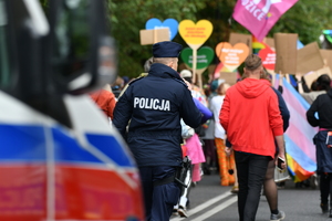 policjanci zabezpieczają zgromadzenia