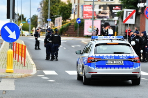 policjanci zabezpieczają zgromadzenia