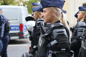 Policjanci zabezpieczają zgromadzenia