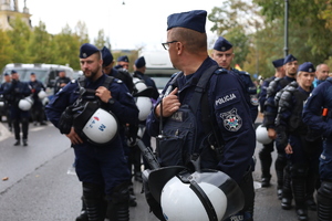 Policjanci zabezpieczają zgromadzenia