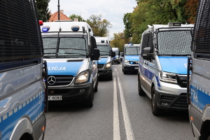 Policjanci zabezpieczają zgromadzenia