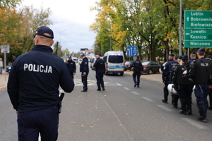 Policjanci zabezpieczają zgromadzenia