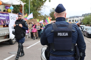 Policjanci zabezpieczają zgromadzenia