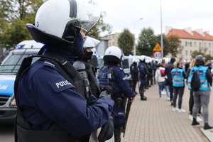 Policjanci zabezpieczają zgromadzenia