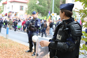 Policjanci zabezpieczają zgromadzenia