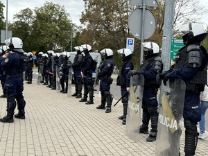 policjanci podczas zabezpieczenia