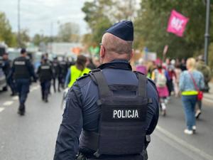 policjanci podczas zabezpieczenia