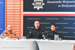 Policjanci oraz uczniowie na Wojewódzkich eliminacjach do I Ogólnopolskiego Przeglądu Musztry Klas Mundurowych