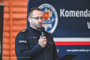 Policjanci oraz uczniowie na Wojewódzkich eliminacjach do I Ogólnopolskiego Przeglądu Musztry Klas Mundurowych