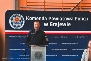 Policjanci oraz uczniowie na Wojewódzkich eliminacjach do I Ogólnopolskiego Przeglądu Musztry Klas Mundurowych