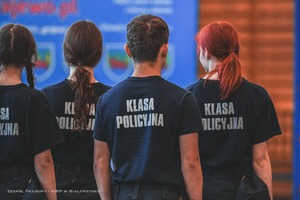 Policjanci oraz uczniowie na Wojewódzkich eliminacjach do I Ogólnopolskiego Przeglądu Musztry Klas Mundurowych