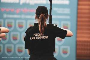 Policjanci oraz uczniowie na Wojewódzkich eliminacjach do I Ogólnopolskiego Przeglądu Musztry Klas Mundurowych